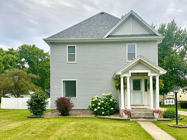209 W 3rd St, Kanawha, IA 50447