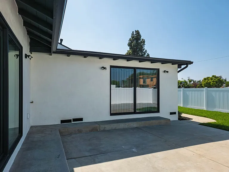 6454 Gentry Ave — Photo 37
