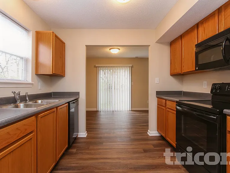 1329 Lake Meadow Dr — Photo 6