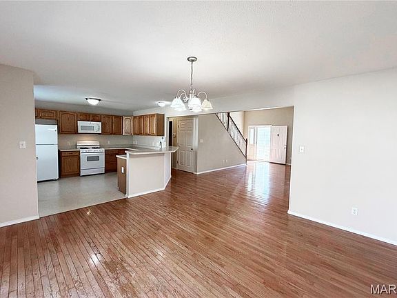 5th image of 923 Victoria Ln