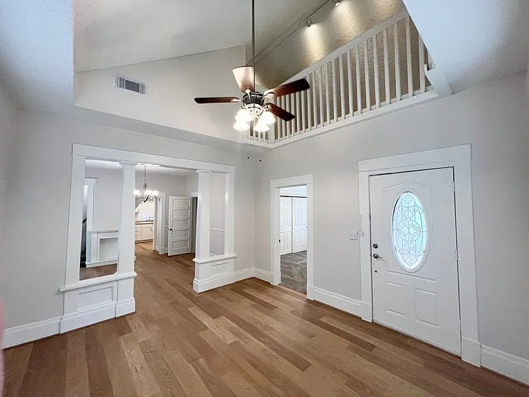 421 E Myrtle St — Photo 3