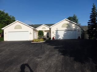 1808 Pine Ridge Dr, Manistee, MI 49660