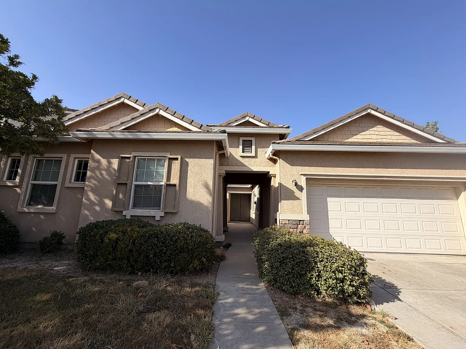4 bed, 2.5 bath, 2155 sqft, $2,290 — Photo 1