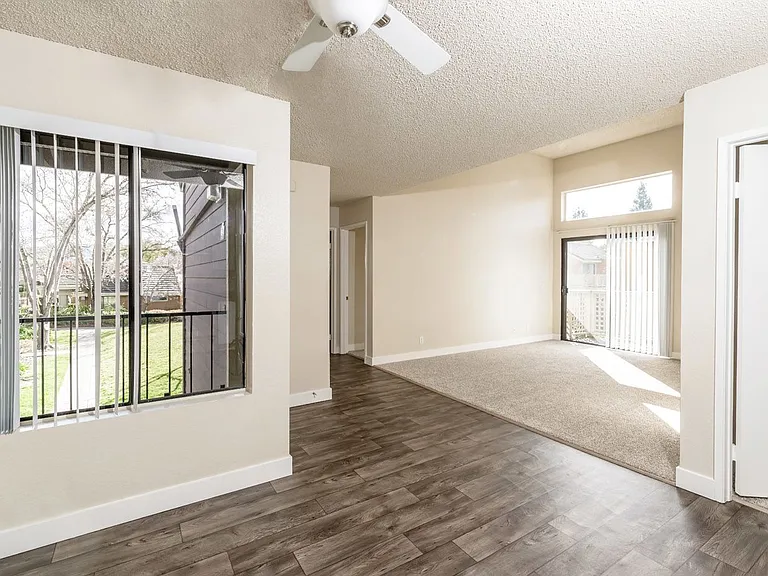 Crossbrook Apartments — Photo 19