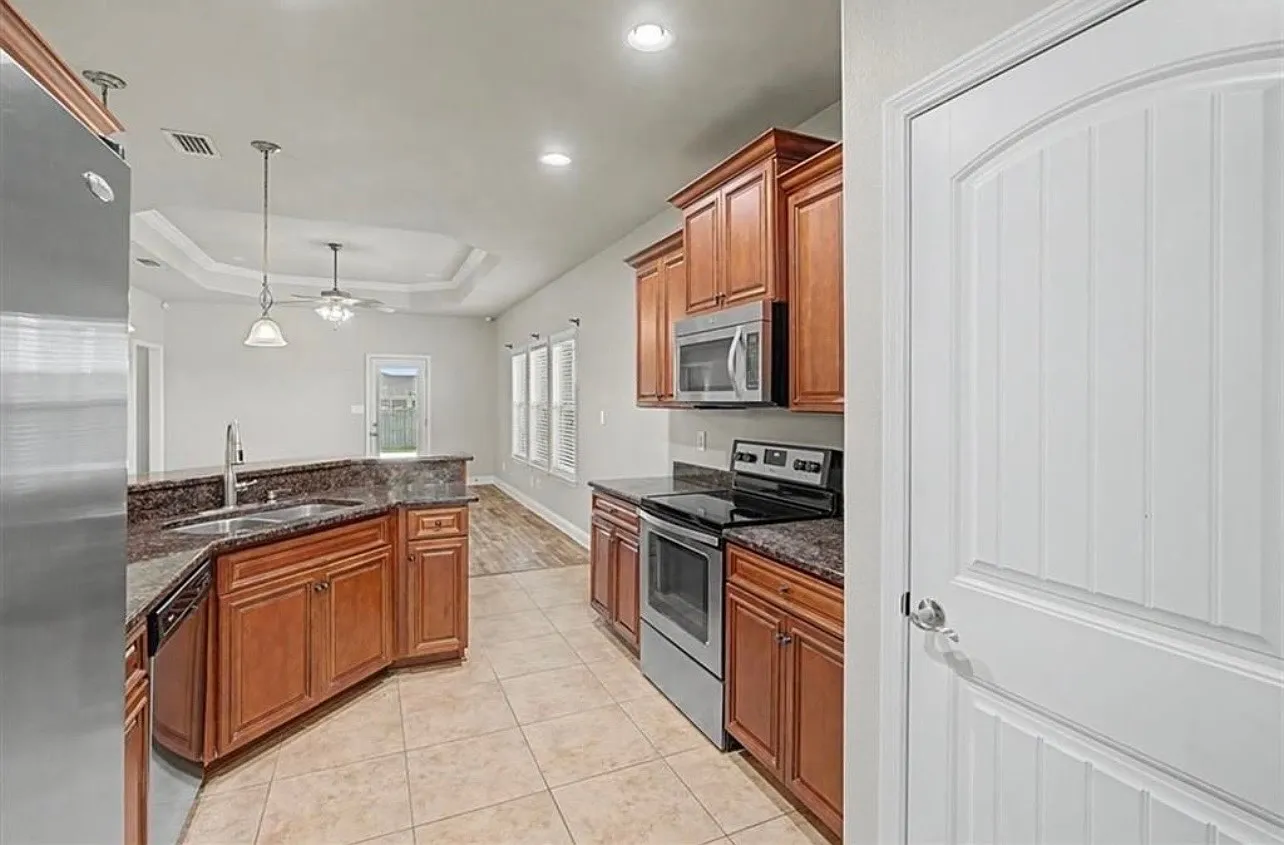 3 bed, 1643 sqft, $2,100 — Photo 2