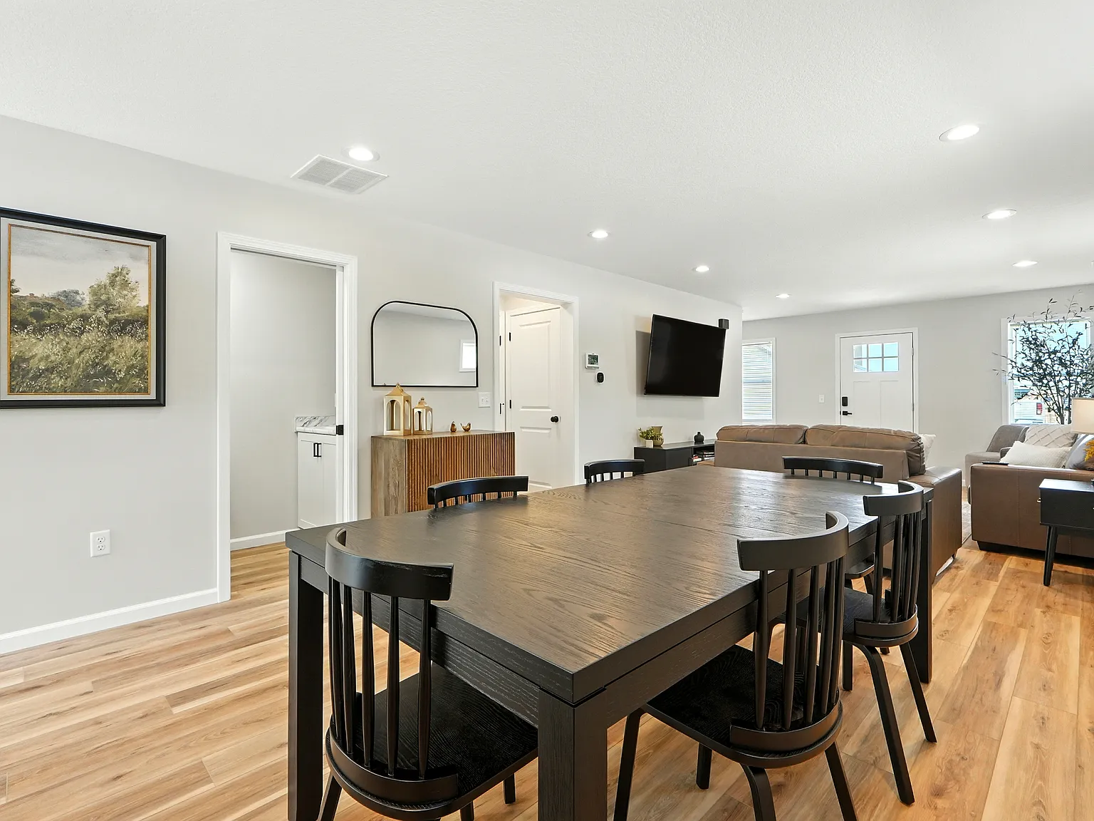 4 bed, 2.5 bath, 2158 sqft, $2,300 — Photo 2