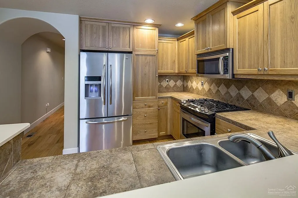 Beautiful 3 Bed/2.5 Bath Two-Story Duplex in NW Bend - Schaeffer Drive — Photo 2