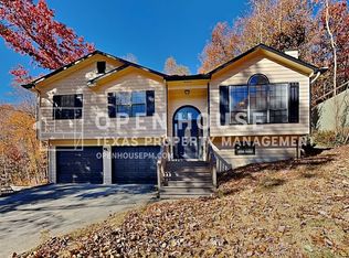 4304 Falcon Crest Dr, Flowery Branch, GA 30542