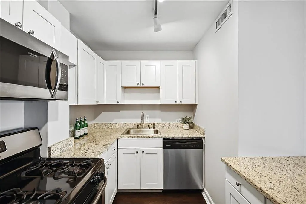 1 bed, 1.0 bath, 703 sqft, $1,400 — Photo 3