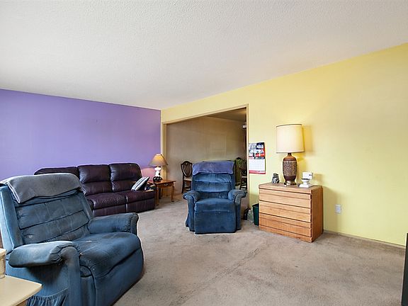 3rd image of 334 S Clairmont Ave