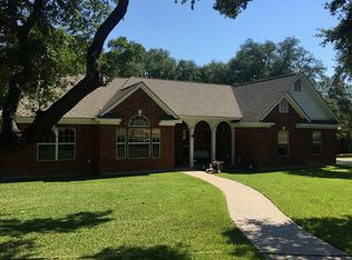 290 Lakewood Cir, Brenham, TX 77833