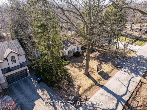 1252 Mona Rd, Mississauga, ON L5G 3A1