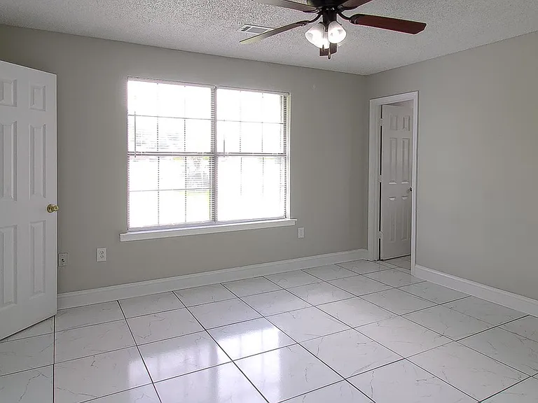 1235 Pineridge Way — Photo 10