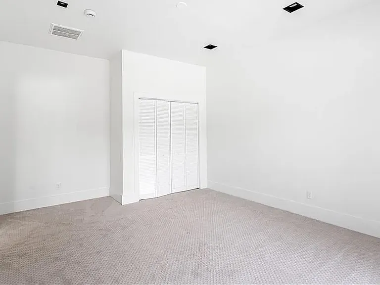 8516 Culfor Cres — Photo 18