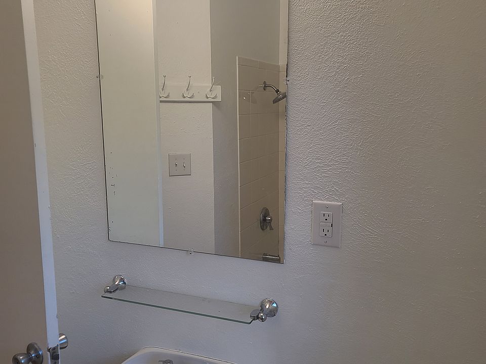 upstairs main full bathroom