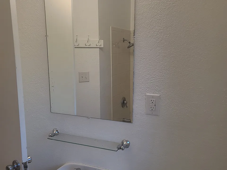 upstairs main full bathroom