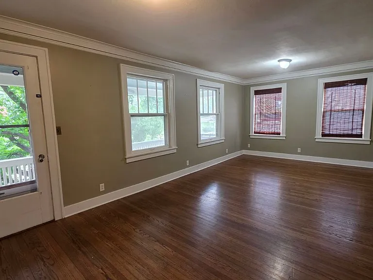 Beautiful 2BR 1BA unit w/ Covered Porch in Downtown Liberty — Photo 10