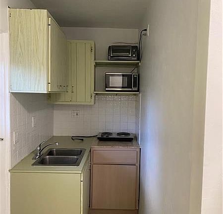 4th image of 317 SE 12th Ave #3
