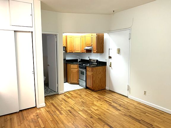 4th image of 112 W 72nd St APT 3C