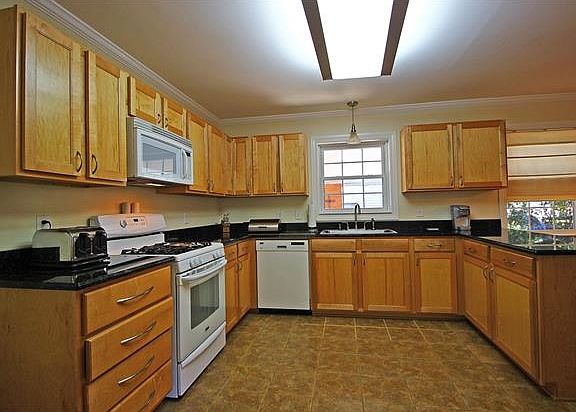 5th image of 17 Willow Dr