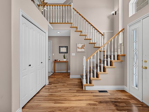 3rd image of 975 Regent Cres