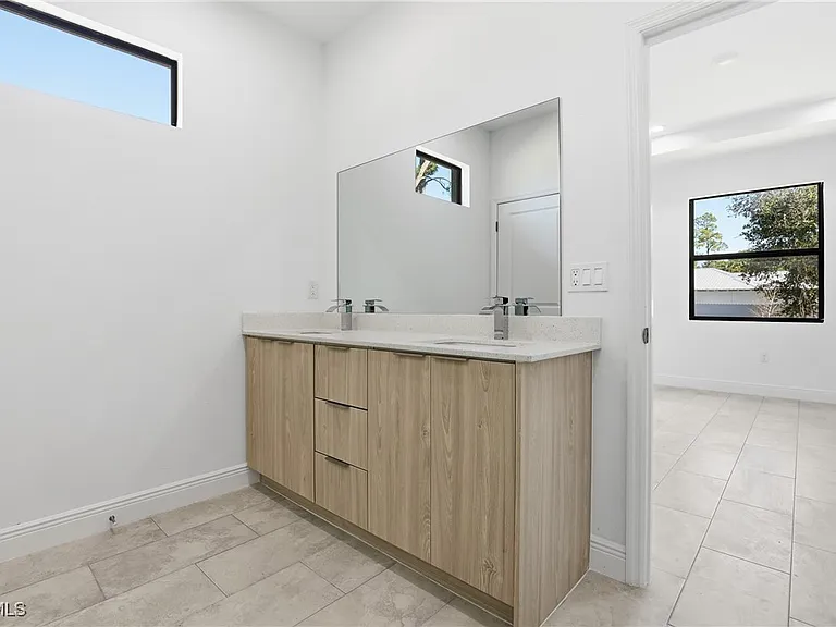 1087 Rugby Ln — Photo 10