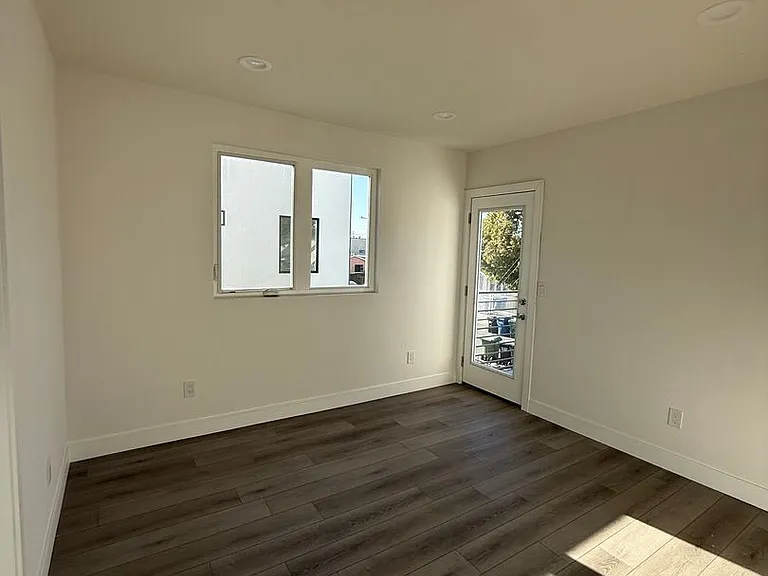 1150 W 38th St — Photo 18