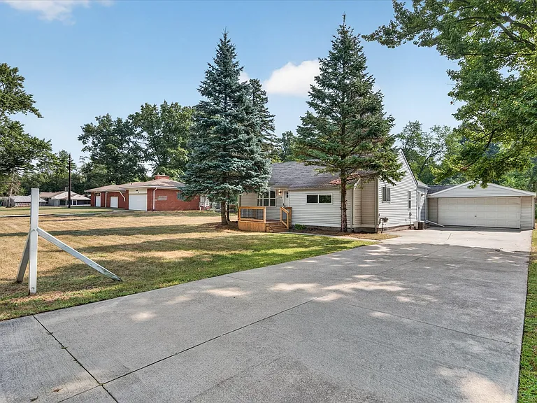21150 Avon Ln — Photo 37