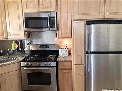 4th image of 1385 E Vine St