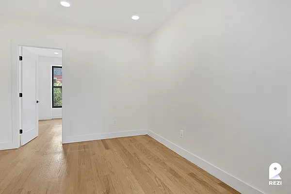 Rented by REZI | media 11