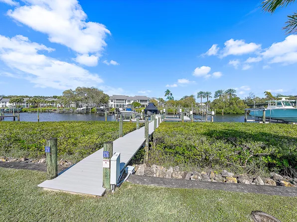 2001 Captains Way, Jupiter, FL 33477