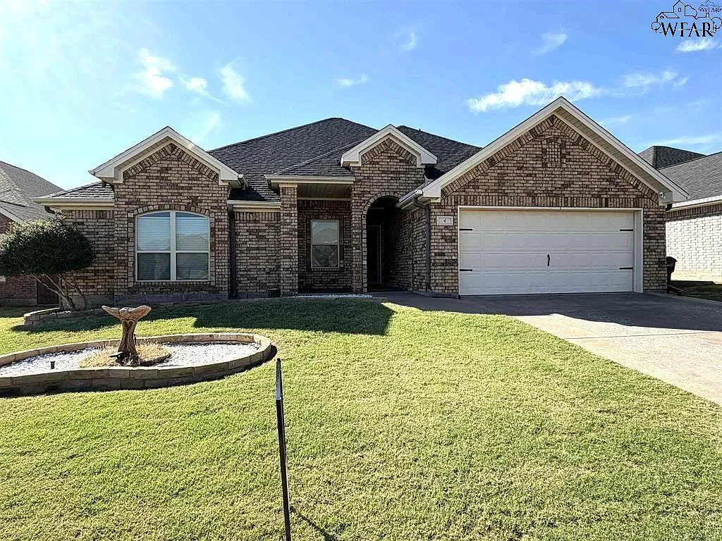 4 bed, 2.0 bath, 1880 sqft, $3,000 — Photo 1