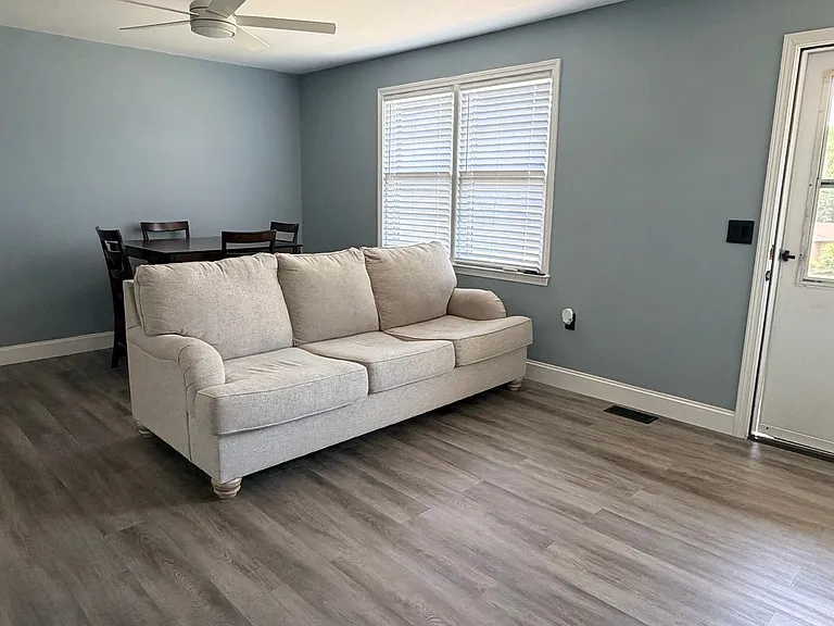 111 Hunter Dr — Photo 3