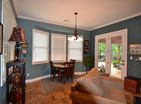 5th image of 200 Cottonwood Dr