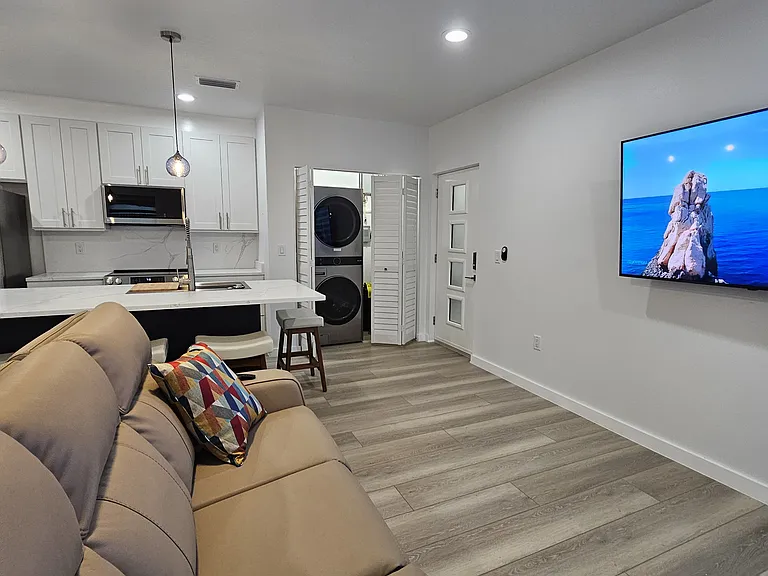 527 N Garden Ave #4 — Photo 3