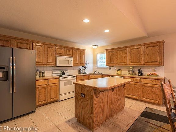 3rd image of 3 Whalley Ln