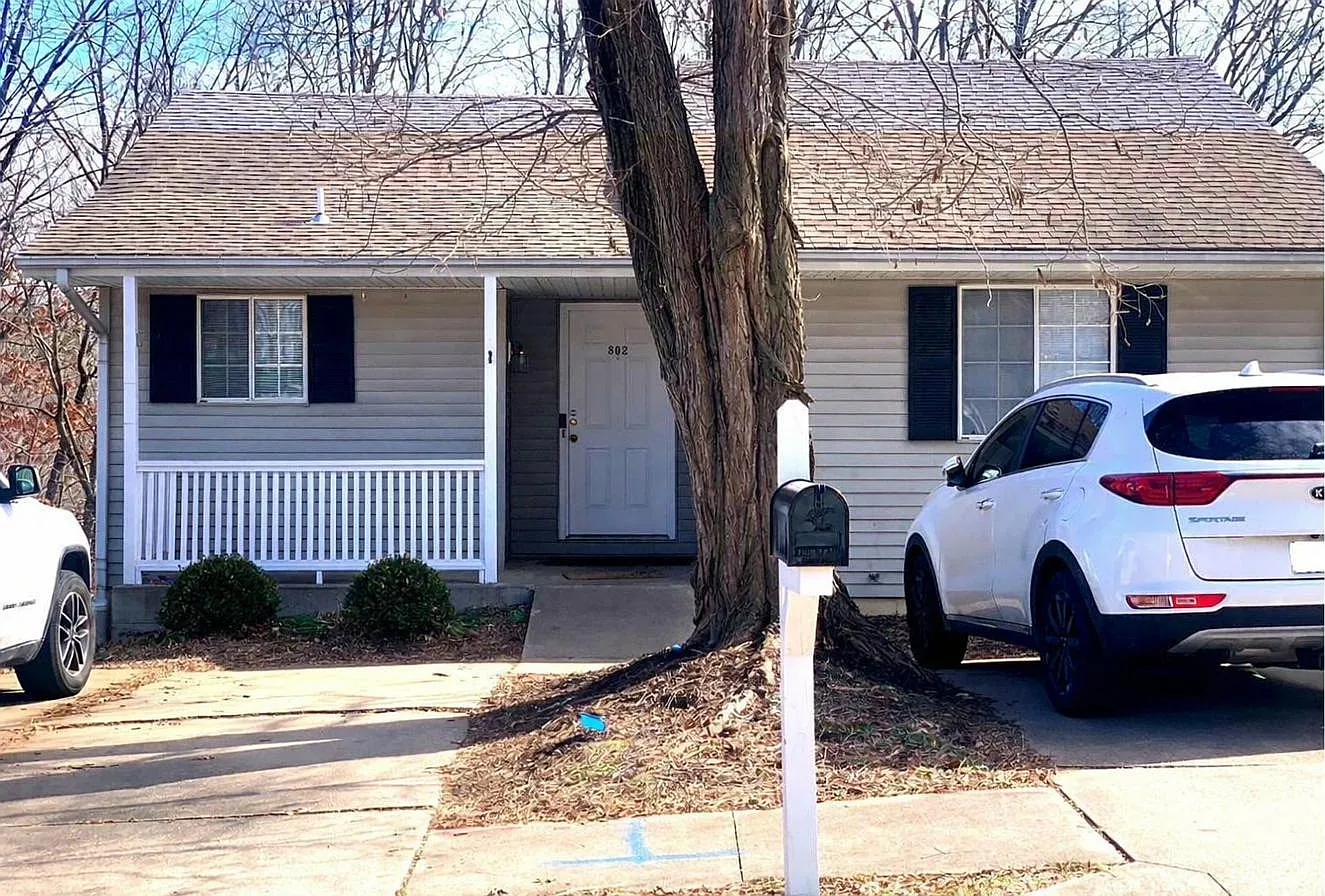 904 Huntridge Dr — Photo 2