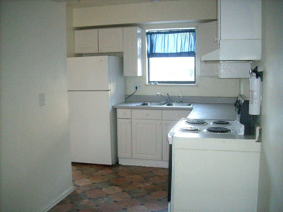 2nd image of 802 E Baseline Rd APT B