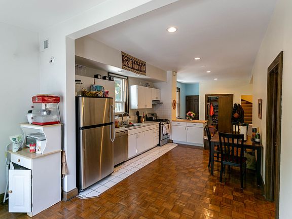 2nd image of 3301 N Lakewood Ave APT 2R