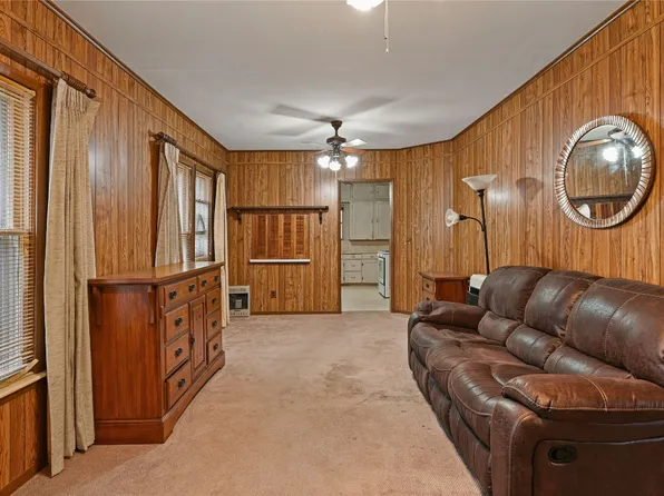 400 S Puryear St, Saint Jo, TX 76265