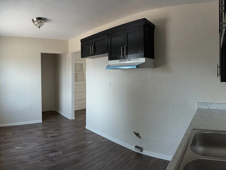 608 Barcelona Dr — Photo 9