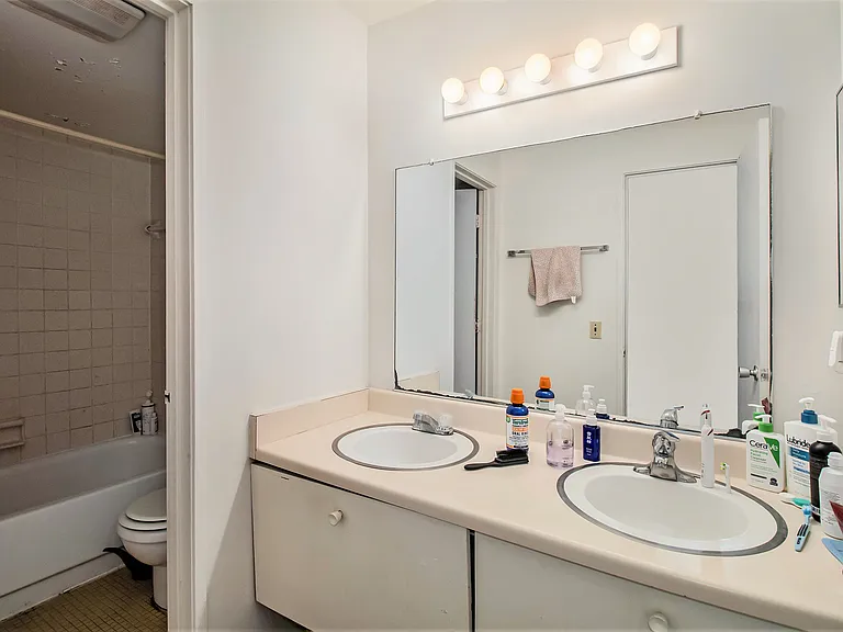 1327 Wilmot St #5 — Photo 6
