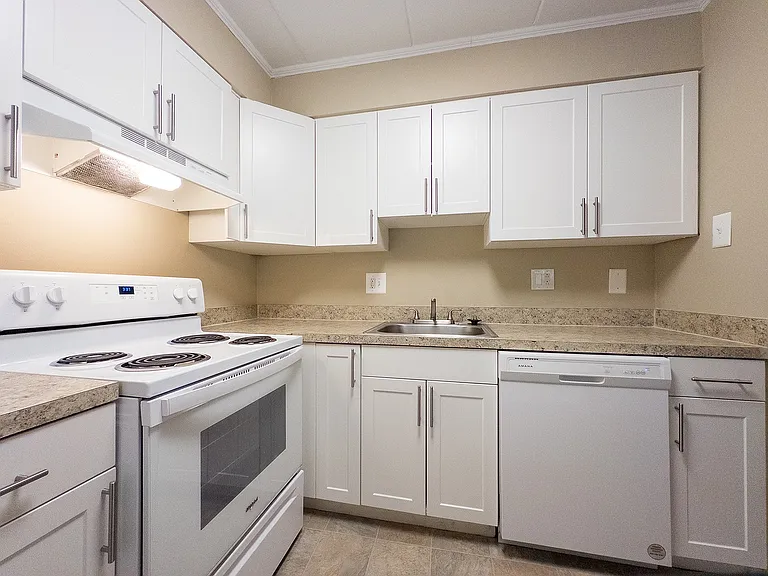 Lincoln Court Apartments — Photo 9