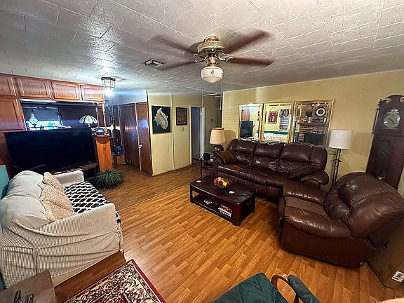 4th image of 305 McKay Rd