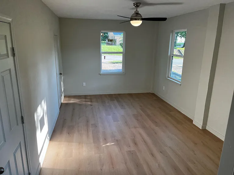724 E Barbara St — Photo 9
