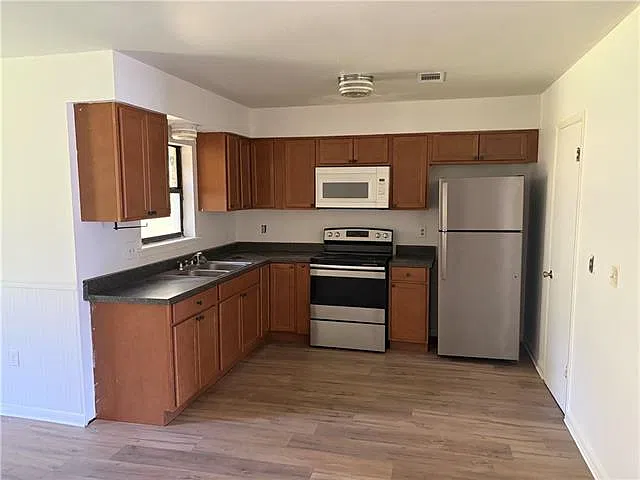 3 bed, 1.5 bath, 1232 sqft, $1,400 — Photo 4