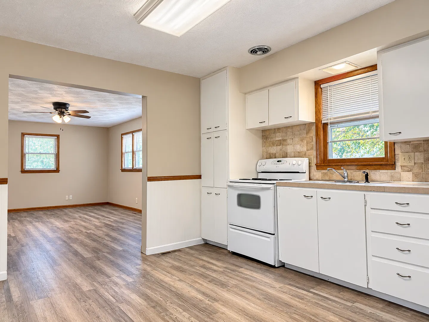 Cute & Clean Duplex Available Now! — Photo 4