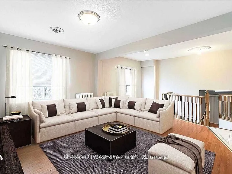 745 Coxwell Ave #UPPER — Photo 3