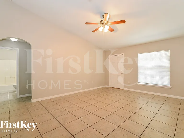2657 Bentley Dr — Photo 4