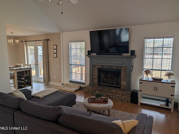 3rd image of 6636 Oakbrook Dr